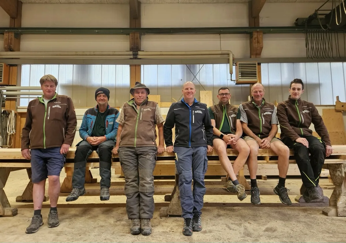Das Patera-Team gemeinsam in der Werkhalle